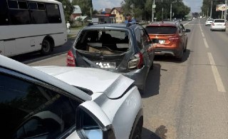 BMW Врезался в Два Автомобиля на Светофоре: Подробности Инцидента