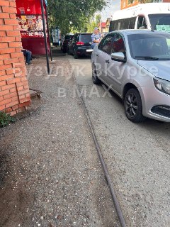 Водители паркуют автомобили на остановке больницы