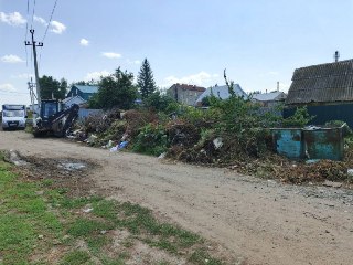 Жители Переволоцкого требуют убрать мусор с улицы Больничной