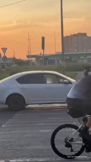 В Оренбурге водитель избил парня на электросамокате: видео конфликта